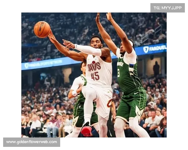 雄鹿字母哥场边指导年轻球员防守站位